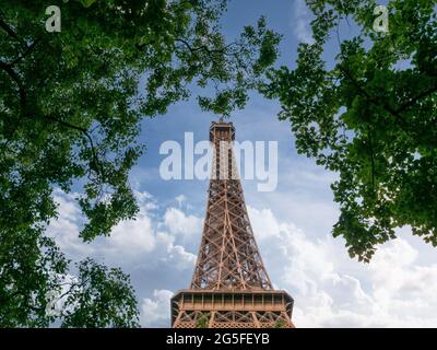Paris, France, mai 2021. La Tour Eiffel du point de vue entre les arbres, photo du fond, beaucoup de vert sur le côté Banque D'Images