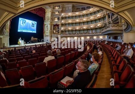 Dresde, Allemagne. 27 juin 2021. Le « Prix Dresden » est décerné lors d'un événement festif à l'Opéra Semper de Dresde. Le prix, doté de · 10,000, est remis au médecin espagnol Marín Campos au nom des médecins et infirmières qui font un travail exceptionnel dans la pandémie de Corona dans le monde entier. Credit: Matthias Rietschel/dpa-Zentralbild/dpa/Alay Live News Banque D'Images