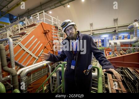 Le scientifique norvégien Arild Velure, à côté du détecteur ALICE sur le LHC. ALICE est l'abréviation de « A large Ion Collider Experiment ». Les scientifiques et les ingénieurs du CERN se préparent pour le prochain grand chapitre de l'histoire du plus grand laboratoire de recherche au monde. Des plans sont en cours pour construire un autre collisionneur de particules qui est quatre fois plus grand que le Grand collisionneur de hadrons existant. Banque D'Images