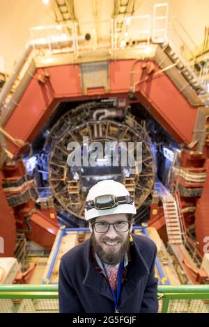 Le scientifique norvégien Arild Velure, à côté du détecteur ALICE sur le LHC. ALICE est l'abréviation de « A large Ion Collider Experiment ». Les scientifiques et les ingénieurs du CERN se préparent pour le prochain grand chapitre de l'histoire du plus grand laboratoire de recherche au monde. Des plans sont en cours pour construire un autre collisionneur de particules qui est quatre fois plus grand que le Grand collisionneur de hadrons existant. Banque D'Images