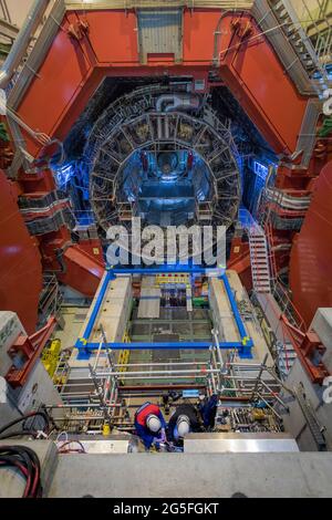 La maintenance et les mises à niveau sont en cours sur le détecteur ALICE du LHC. ALICE est l'abréviation de « A large Ion Collider Experiment ». Les scientifiques et les ingénieurs du CERN se préparent pour le prochain grand chapitre de l'histoire du plus grand laboratoire de recherche au monde. Des plans sont en cours pour construire un autre collisionneur de particules qui est quatre fois plus grand que le Grand collisionneur de hadrons existant. Banque D'Images