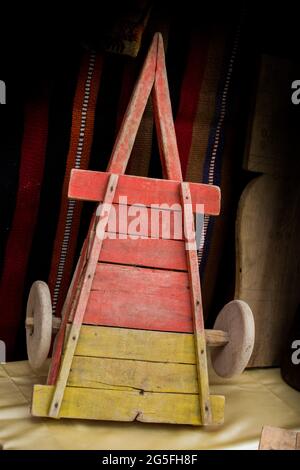 Un gros plan d'un vieux chariot en bois de couleur Banque D'Images