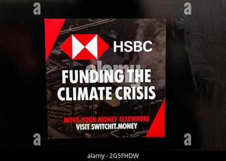 Woodbridge, Suffolk, Royaume-Uni, mars 01 2021 : affiche de rébellion d'extinction qui a été placée sur les murs d'une banque HSBC prétendant financer la crise climatique Banque D'Images