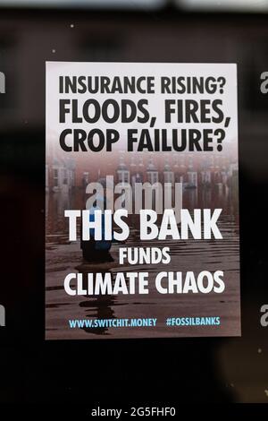 Woodbridge, Suffolk, Royaume-Uni, mars 01 2021 : affiche de rébellion d'extinction qui a été placée sur les murs d'une banque HSBC prétendant financer la crise climatique Banque D'Images