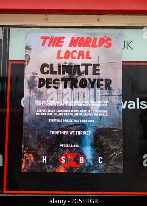 Woodbridge, Suffolk, Royaume-Uni, mars 01 2021 : affiche de rébellion d'extinction qui a été placée sur les murs d'une banque HSBC prétendant financer la crise climatique Banque D'Images