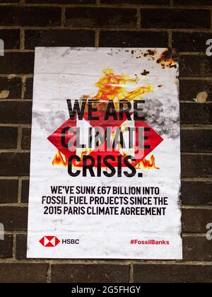 Woodbridge, Suffolk, Royaume-Uni, mars 01 2021 : affiche de rébellion d'extinction qui a été placée sur les murs d'une banque HSBC prétendant financer la crise climatique Banque D'Images