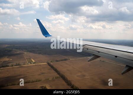 Vue sur l'atterrissage en avion à réaction à l'aéroport par mauvais temps. Concept de voyage et de transport aérien. Banque D'Images