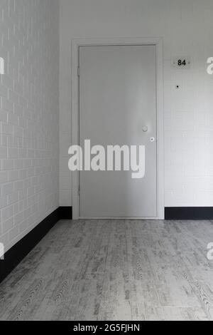 Porte en bois fermée dans un bloc moderne d'appartements Banque D'Images