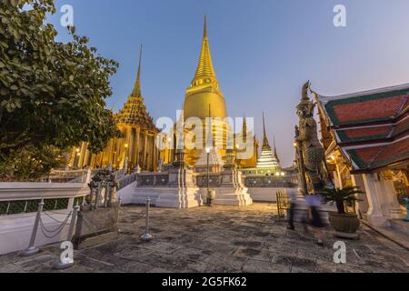 Wat Phra Kaew au crépuscule, Temple du Bouddha d'Émeraude Wat Phra Kaew est l'un des sites touristiques les plus célèbres de Bangkok et il a été construit en 1782 à Bangko Banque D'Images