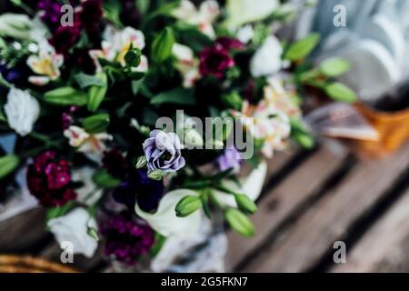Fleurs et bouquets de mariage. Arrangement de fleurs pour le bouquet de mariage, décoration de table, réglages de table de luxe pour les événements, église, réception, onglet de salle à manger Banque D'Images
