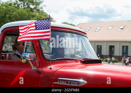 Königs Wusterhausen, Allemagne. 27 juin 2021. Le drapeau des États-Unis sur une Ford F100 construite en 1954 au défilé de voitures d'époque 'Rumblubbern' dans et autour de Königs Wusterhausen. Plus de 400 véhicules américains devraient prendre part au convoi de deux heures. La route du convoi sera d'environ 40 km de long. Les organisateurs attendent des milliers de clients le long de la route et dans les restaurants. Photo: Gerald Matzka/dpa crédit: dpa Picture Alliance/Alay Live News Banque D'Images