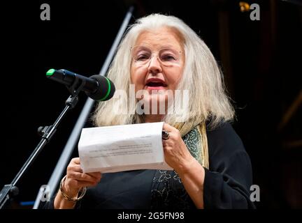 Dresde, Allemagne. 27 juin 2021. L'actrice Hanna Schygulla se produit lors de la présentation du prix 'Resden Prize' à l'Opéra Semper de Dresde. Le prix ·10,000 est remis au médecin espagnol Marín Campos au nom des médecins et infirmières qui font un travail remarquable dans la pandémie de Corona dans le monde entier. Credit: Matthias Rietschel/dpa-Zentralbild/dpa/Alay Live News Banque D'Images