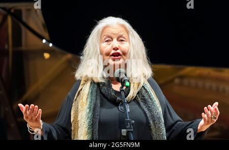 Dresde, Allemagne. 27 juin 2021. L'actrice Hanna Schygulla se produit lors de la présentation du prix 'Resden Prize' à l'Opéra Semper de Dresde. Le prix ·10,000 est remis au médecin espagnol Marín Campos au nom des médecins et infirmières qui font un travail remarquable dans la pandémie de Corona dans le monde entier. Credit: Matthias Rietschel/dpa-Zentralbild/dpa/Alay Live News Banque D'Images