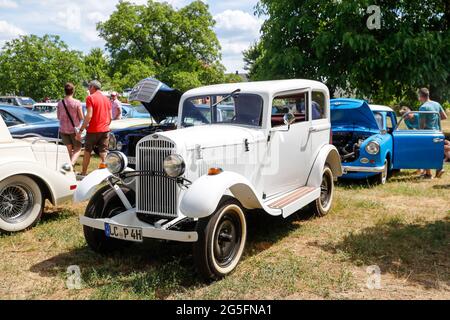 Königs Wusterhausen, Allemagne. 27 juin 2021. Un Opel de 1.2 litres construit en 1933 sera exposé au défilé de voitures classiques « Rumblubbern » à Königs Wusterhausen et dans les environs. Plus de 400 véhicules américains devraient prendre part au convoi de deux heures. La route du convoi sera d'environ 40 km de long. Les organisateurs attendent des milliers de clients le long de la route et dans les restaurants. Photo: Gerald Matzka/dpa crédit: dpa Picture Alliance/Alay Live News Banque D'Images
