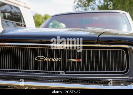 Königs Wusterhausen, Allemagne. 27 juin 2021. Un Dodge Charger R/T construit en 1968 se dresse au défilé de voitures classiques 'Rumblubbern' dans et autour de Königs Wusterhausen. Plus de 400 véhicules américains sont attendus pour le convoi de deux heures. La route du convoi sera d'environ 40 km de long. Les organisateurs attendent des milliers de clients le long de la route et dans les restaurants. Photo: Gerald Matzka/dpa crédit: dpa Picture Alliance/Alay Live News Banque D'Images