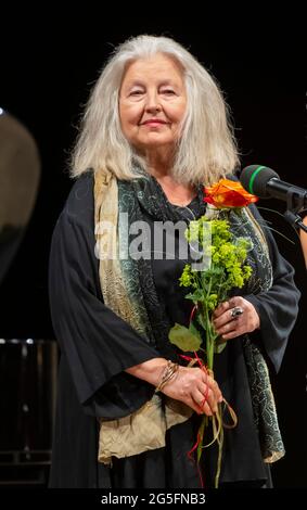 Dresde, Allemagne. 27 juin 2021. L'actrice Hanna Schygulla se produit lors de la présentation du prix 'Resden Prize' à l'Opéra Semper de Dresde. Le prix ·10,000 est remis au médecin espagnol Marín Campos au nom des médecins et infirmières qui font un travail remarquable dans la pandémie de Corona dans le monde entier. Credit: Matthias Rietschel/dpa-Zentralbild/dpa/Alay Live News Banque D'Images