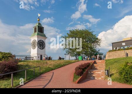 Novi Sad, Serbie - 9 juin 2021 : le célèbre symbole touristique de Novi Sad, Serbie - ancienne tour historique de l'horloge dans l'ancienne forteresse militaire Petrovara Banque D'Images