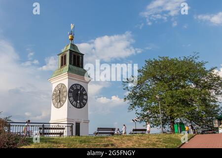 Novi Sad, Serbie - 9 juin 2021 : Tour de l'horloge sur la forteresse de Petrovaradin à Novi Sad, Serbie Banque D'Images