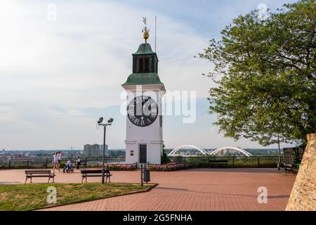 Novi Sad, Serbie - 9 juin 2021 : Tour de l'horloge sur la forteresse de Petrovaradin et pont Zezelj sur le Danube à Novi Sad, Serbie Banque D'Images