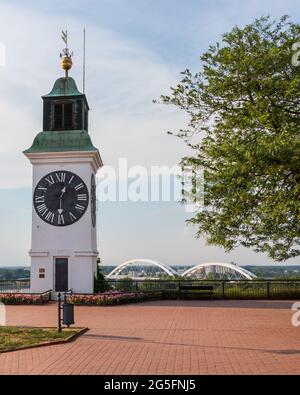 Tour de l'horloge sur la forteresse Petrovaradin et le pont Zezelj sur le Danube à Novi Sad, Serbie Banque D'Images