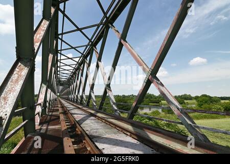 Pont historique de treillis d'acier pour une ligne de chemin de fer au-dessus de la rivière Weser près de Nienburg en Basse-Saxe Banque D'Images