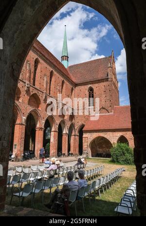 Chorin, Allemagne. 27 juin 2021. Vous pourrez écouter un concert de l'Orchestre de chambre Mendelssohn de Leipzig au 58e été musical Chorin au monastère de Chorin. En raison de la pandémie de Corona, cette année, les visiteurs ne sont autorisés à s'asseoir sur des chaises que pour maintenir la distance minimale. Seulement 500 sièges sur 1200 sont proposés. Le premier concert a eu lieu le 23 mai 1964 comme un événement culturel de l'Institut des sciences forestières à Eberswalde.000 invités chaque année. Credit: dpa Picture Alliance/Alay Live News Banque D'Images