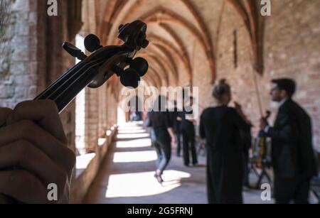 Chorin, Allemagne. 27 juin 2021. Des musiciens de l'Orchestre de Chambre Mendelssohn de Leipzig se préparent pour le concert au monastère de Chorin pendant le 58e été musical de Chorin. En raison de la pandémie de Corona, cette année, les visiteurs ne sont autorisés à s'asseoir sur des chaises que pour maintenir la distance minimale. Seules 500 places sur 1200 seront proposées. Le premier concert a eu lieu le 23 mai 1964 comme événement culturel de l'Institut des sciences forestières à Eberswalde. Credit: dpa Picture Alliance/Alay Live News Banque D'Images