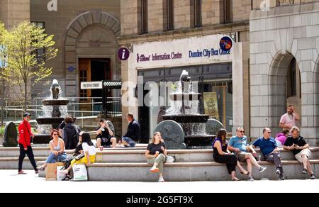 Dundee, Tayside, Écosse, Royaume-Uni. 27 juin 2021. Météo au Royaume-Uni : une belle journée sèche avec de nombreuses vagues lumineuses et ensoleillées qui apparaissent tout au long de l'après-midi dans le nord-est de l'Écosse avec des températures atteignant 20°C. Beaucoup de gens sont encore bien conscients des directives de distanciation sociale et le port de masques de visage que les résidents locaux prennent la journée pour profiter du temps et de socialiser dehors. Une foule de gens se réunissent pour s'asseoir et prendre un rafraîchissement le dimanche après-midi dans le centre-ville de Dundee. Crédit : Dundee Photographics/Alamy Live News Banque D'Images