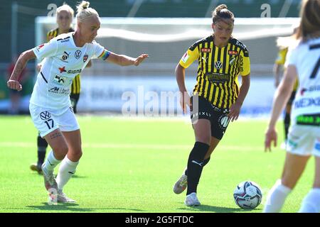 Malmö, Suède. 27 juin 2021. Johanna Rytting Kaneryd (33 Hacken) et Caroline Seger (17 FC Rosengard) pendant le match dans la Ligue suédoise OBOS Damaltsvenskan le 27 2021 juin entre Rosengard et Hacken à Malmo IP à Malmo, Suède crédit: SPP Sport Press photo. /Alamy Live News Banque D'Images