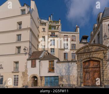 Paris, France - 05 02 2021 : vue de la façade du bâtiment de la place René Viviani Banque D'Images