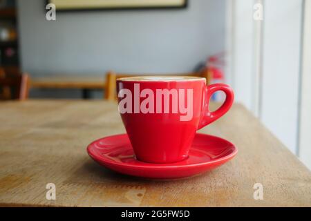 gros plan de la tasse à café rouge sur la table au café Banque D'Images
