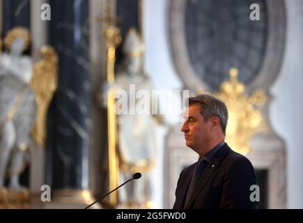 27 juin 2021, Bavière, Würzburg : Markus Söder (CSU), ministre-président de la Bavière, assiste à un service commémoratif dans la cathédrale Saint-Kilian. Lors d'un service commémoratif, beaucoup de gens se sont souvenus des victimes de l'attaque meurtrière de couteau de 25.06.2021 à Würzburg. Un homme avait attaqué sans discrimination des personnes avec un couteau - trois personnes ont été tuées, plusieurs blessées. Photo : Karl-Josef Hildenbrand/dpa Banque D'Images