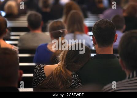 27 juin 2021, Bavière, Würzburg : les gens prennent part à un service commémoratif dans la cathédrale Saint-Kilian. Lors d'un service commémoratif, beaucoup de gens se sont souvenus des victimes de l'attaque meurtrière de couteau de 25.06.2021 à Würzburg. Un homme avait attaqué sans discrimination des personnes avec un couteau - trois personnes ont été tuées, plusieurs blessées. Photo : Karl-Josef Hildenbrand/dpa Banque D'Images