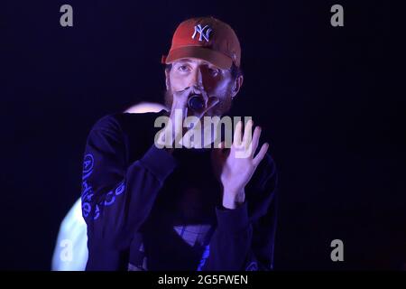 Rome, Italie. 27 juin 2021. Le rappeur, l'auteur-compositeur-interprète italien Myna, pseudonyme de Corrado Grilli, en concert à l'Auditorium Parco della Musica à Rome (Italie), 26 juin 2021 crédit: dpa/Alay Live News Banque D'Images