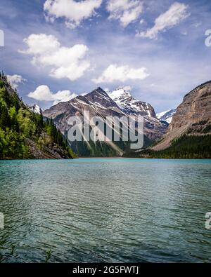 L'eau turquoise du lac Kinney dans le parc provincial Robson dans les Rocheuses canadiennes en Colombie-Britannique, au Canada. Whitehorn Mountain et Cinnamon Peak Banque D'Images