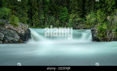 Exposition longue créant un aspect soyeux des chutes Overlander sur le fleuve Fraser, dans le parc provincial Mount Robson, dans les Rocheuses canadiennes, en Colombie-Britannique, Banque D'Images