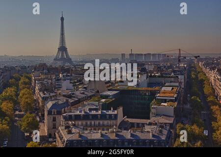 Vue sur la Tour Eiffel depuis le sommet de l'Arc de Triomphe, Paris, France Banque D'Images