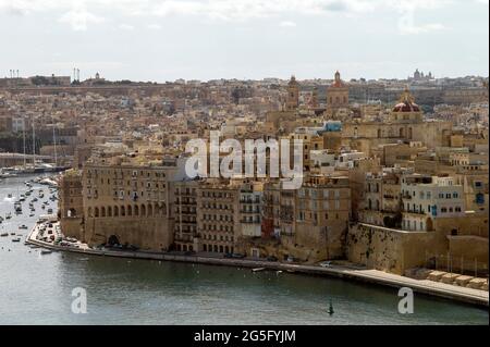 SENGLEA, MALTE - OCTOBRE 7 2018 : vue de la ville de Senglea vue de la Valette. Banque D'Images