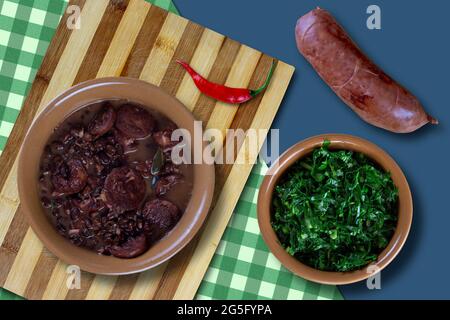 Feijoada avec divers ingrédients savoureux, cuisine brésilienne typique. Photographie en studio. Banque D'Images