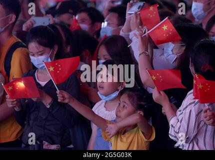 Pékin, Chine. 27 juin 2021. Les Chinois assistent à un concert gratuit célébrant le 100e anniversaire de la fondation du Parti communiste chinois qui se tient à Beijing le dimanche 27 juin 2021. Autour de la capitale chinoise et dans tout le pays, des panneaux ont été érigés et des activités commémoratives ont été organisées, accompagnées par le déploiement de forces de police et paramilitaires supplémentaires alors que le gouvernement célèbre le 100e anniversaire de la domination communiste le 1er juillet. Photo de Stephen Shaver/UPI crédit: UPI/Alay Live News Banque D'Images