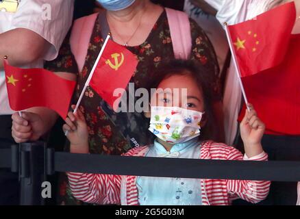 Pékin, Chine. 27 juin 2021. Les Chinois assistent à un concert gratuit célébrant le 100e anniversaire de la fondation du Parti communiste chinois qui se tient à Beijing le dimanche 27 juin 2021. Autour de la capitale chinoise et dans tout le pays, des panneaux ont été érigés et des activités commémoratives ont été organisées, accompagnées par le déploiement de forces de police et paramilitaires supplémentaires alors que le gouvernement célèbre le 100e anniversaire de la domination communiste le 1er juillet. Photo de Stephen Shaver/UPI crédit: UPI/Alay Live News Banque D'Images