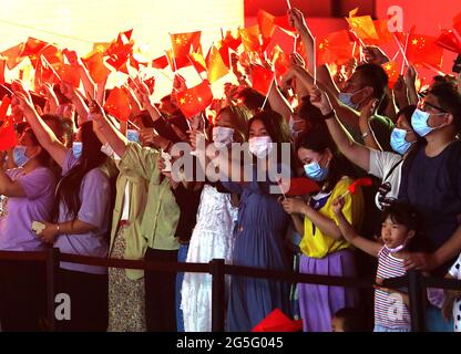 Pékin, Chine. 27 juin 2021. Les Chinois assistent à un concert gratuit célébrant le 100e anniversaire de la fondation du Parti communiste chinois qui se tient à Beijing le dimanche 27 juin 2021. Autour de la capitale chinoise et dans tout le pays, des panneaux ont été érigés et des activités commémoratives ont été organisées, accompagnées par le déploiement de forces de police et paramilitaires supplémentaires alors que le gouvernement célèbre le 100e anniversaire de la domination communiste le 1er juillet. Photo de Stephen Shaver/UPI crédit: UPI/Alay Live News Banque D'Images