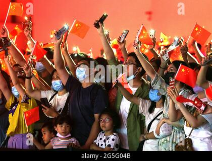 Pékin, Chine. 27 juin 2021. Les Chinois assistent à un concert gratuit célébrant le 100e anniversaire de la fondation du Parti communiste chinois qui se tient à Beijing le dimanche 27 juin 2021. Autour de la capitale chinoise et dans tout le pays, des panneaux ont été érigés et des activités commémoratives ont été organisées, accompagnées par le déploiement de forces de police et paramilitaires supplémentaires alors que le gouvernement célèbre le 100e anniversaire de la domination communiste le 1er juillet. Photo de Stephen Shaver/UPI crédit: UPI/Alay Live News Banque D'Images