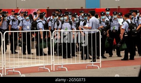 Pékin, Chine. 27 juin 2021. La police chinoise attend d'être déployée pour les répétitions de parade du 100e anniversaire de la fondation du Parti communiste chinois qui se tient à Pékin le dimanche 27 juin 2021. Autour de la capitale chinoise et dans tout le pays, des panneaux ont été érigés et des activités commémoratives ont été organisées, accompagnées par le déploiement de forces de police et paramilitaires supplémentaires alors que le gouvernement célèbre le 100e anniversaire de la domination communiste le 1er juillet. Photo de Stephen Shaver/UPI crédit: UPI/Alay Live News Banque D'Images