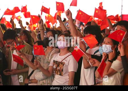 Pékin, Chine. 27 juin 2021. Les Chinois assistent à un concert gratuit célébrant le 100e anniversaire de la fondation du Parti communiste chinois qui se tient à Beijing le dimanche 27 juin 2021. Autour de la capitale chinoise et dans tout le pays, des panneaux ont été érigés et des activités commémoratives ont été organisées, accompagnées par le déploiement de forces de police et paramilitaires supplémentaires alors que le gouvernement célèbre le 100e anniversaire de la domination communiste le 1er juillet. Photo de Stephen Shaver/UPI crédit: UPI/Alay Live News Banque D'Images