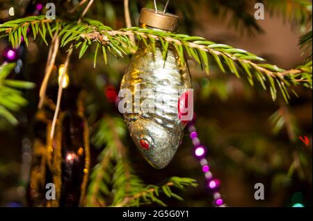 Nouvel an ou Noël vif décoré avec élégance épicéa gros plan - jouets de Noël sur fond de branches vertes et de lumières. Banque D'Images