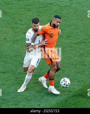 Le Memphis Depay des pays-Bas a retenu Ondrej Celustka de la République tchèque lors du match de l'UEFA Euro 2020 de 16 qui s'est tenu à l'arène de Puskas à Budapest, en Hongrie. Date de la photo: Dimanche 27 juin 2021. Banque D'Images