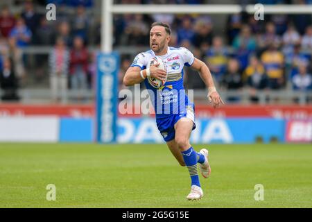 Eccles, Royaume-Uni. 27 juin 2021. Luke Gale (7) de Leeds Rhinos avance avec le ballon à Eccles, au Royaume-Uni, le 6/27/2021. (Photo de Simon Whitehead/News Images/Sipa USA) crédit: SIPA USA/Alay Live News Banque D'Images