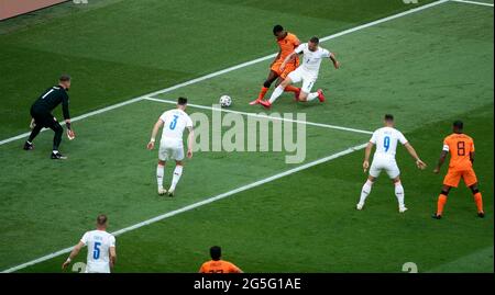 Aux pays-Bas, Denzel Dumfries tente de franchir le ballon sous la pression de Pavel Kaderabek de la République tchèque lors du match de l'UEFA Euro 2020 de 16 qui s'est tenu à l'arène de Puskas à Budapest, en Hongrie. Date de la photo: Dimanche 27 juin 2021. Banque D'Images