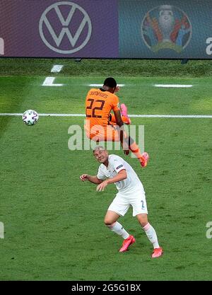 Le néerlandais Denzel Dumfries s'élève au-dessus du Pavel Kaderabek de la République tchèque lors du match de l'UEFA Euro 2020 de 16 qui s'est tenu à l'arène de Puskas à Budapest, en Hongrie. Date de la photo: Dimanche 27 juin 2021. Banque D'Images